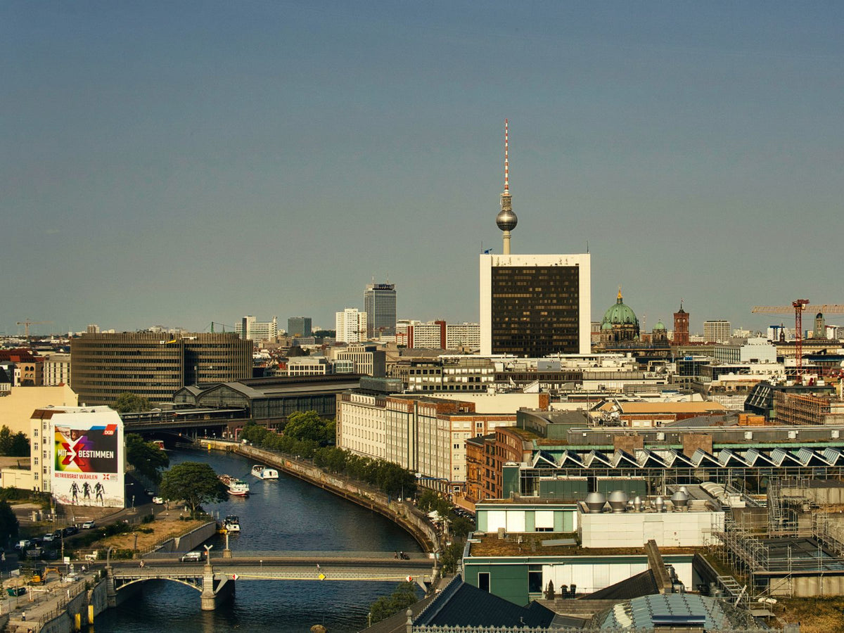 Berlin von oben mit Fernsehturm und Spree