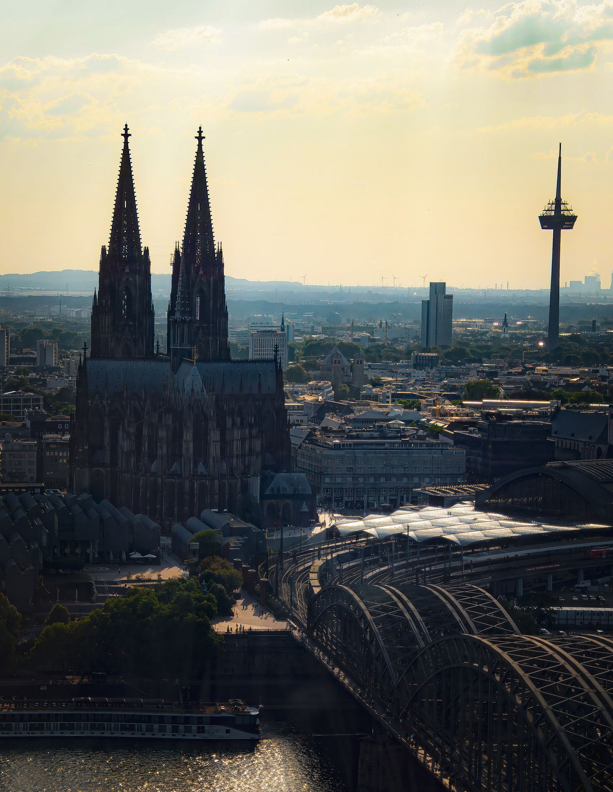 Kölner Dom und Rhein von oben
