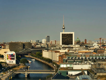 Berlin von oben mit Fernsehturm und Spree